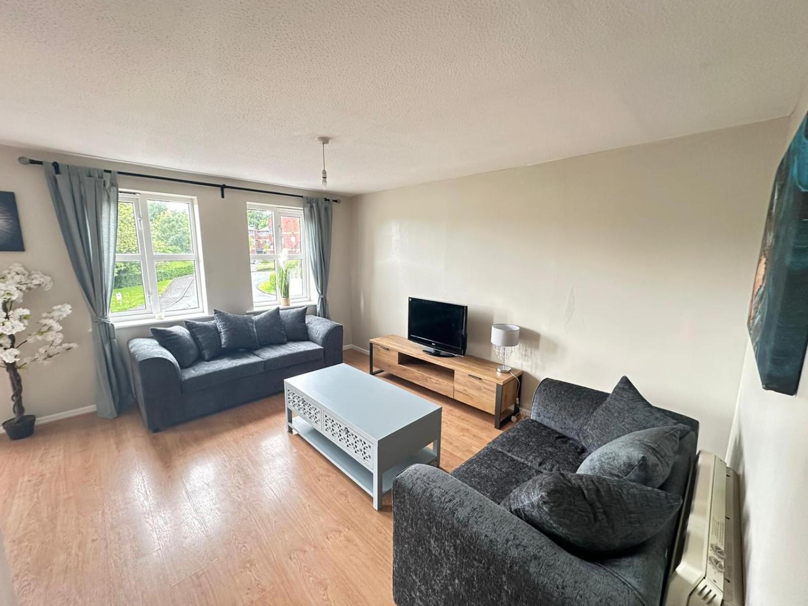 Lovely 2 Dbl Bed Apartment Near Heaton Park And North Manchester Hospital With Parking Eksteriør bilde