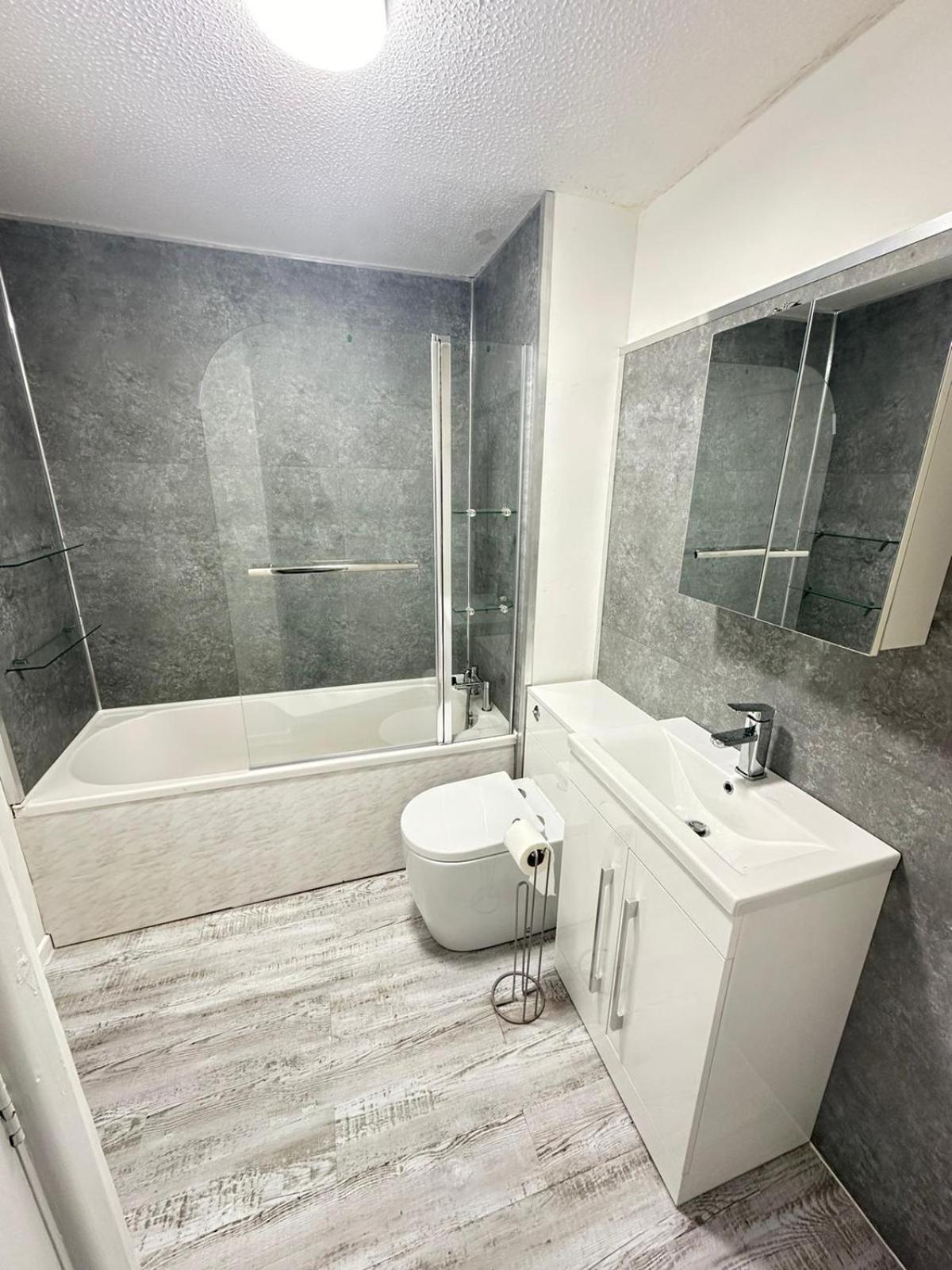 Lovely 2 Dbl Bed Apartment Near Heaton Park And North Manchester Hospital With Parking Eksteriør bilde